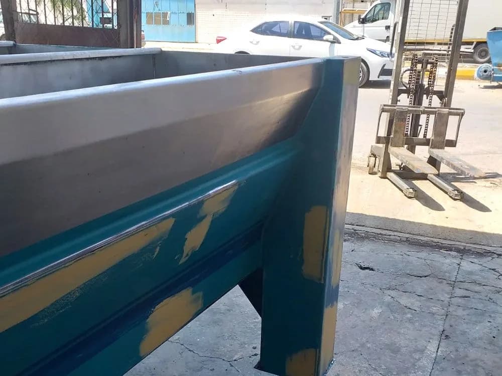 Makine haznesinde macun ve astar uygulaması yapılmış yüzey