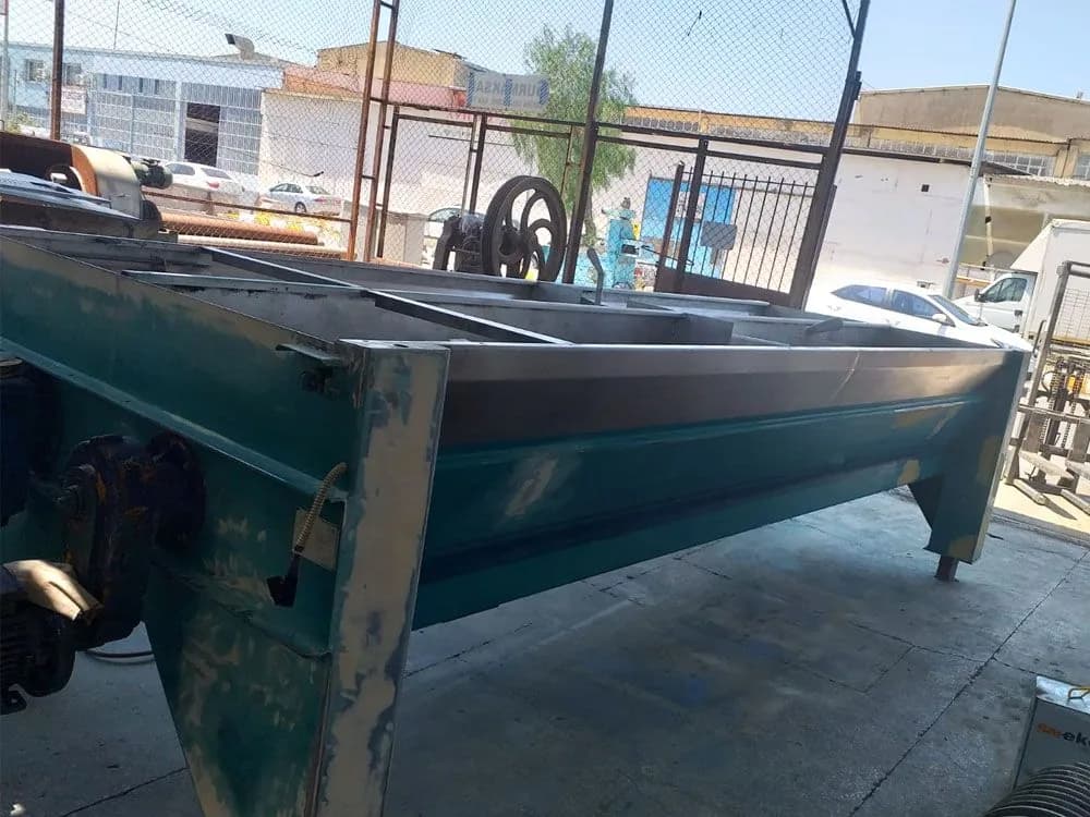 Atölye önünde boyaması tamamlanmış konveyör gövdesi