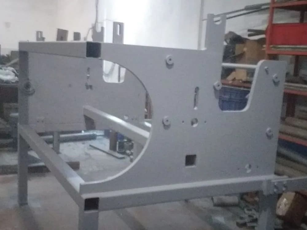 Astarlanmış gri makine şasisi