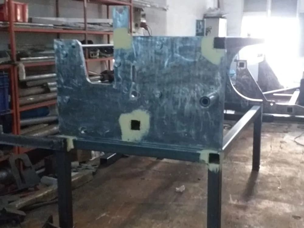 Makine gövdesinde zımpara ve macun sonrası ara yüzey