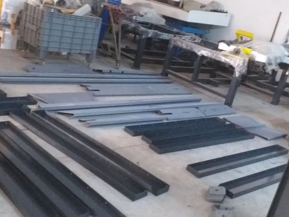Boyama için hazırlanmış metal profil ve ray parçaları