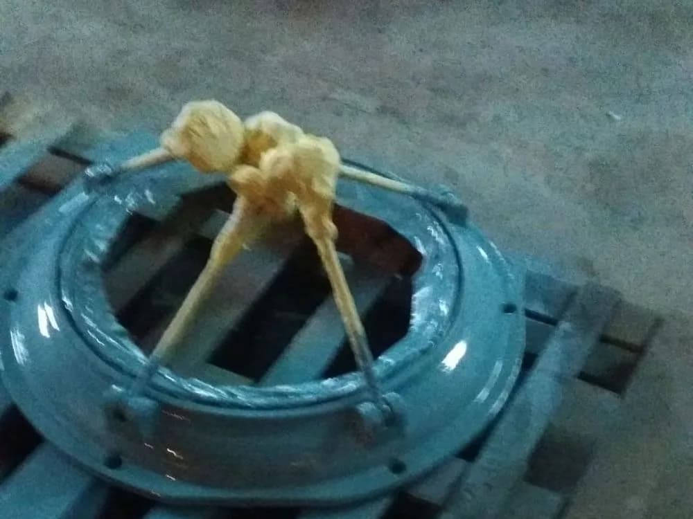 Boyanmış dairesel makine kapağı ve flanş bölgesi