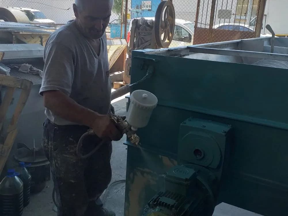 Mustafa Usta sahada makine boyama işini yerinde yaparken