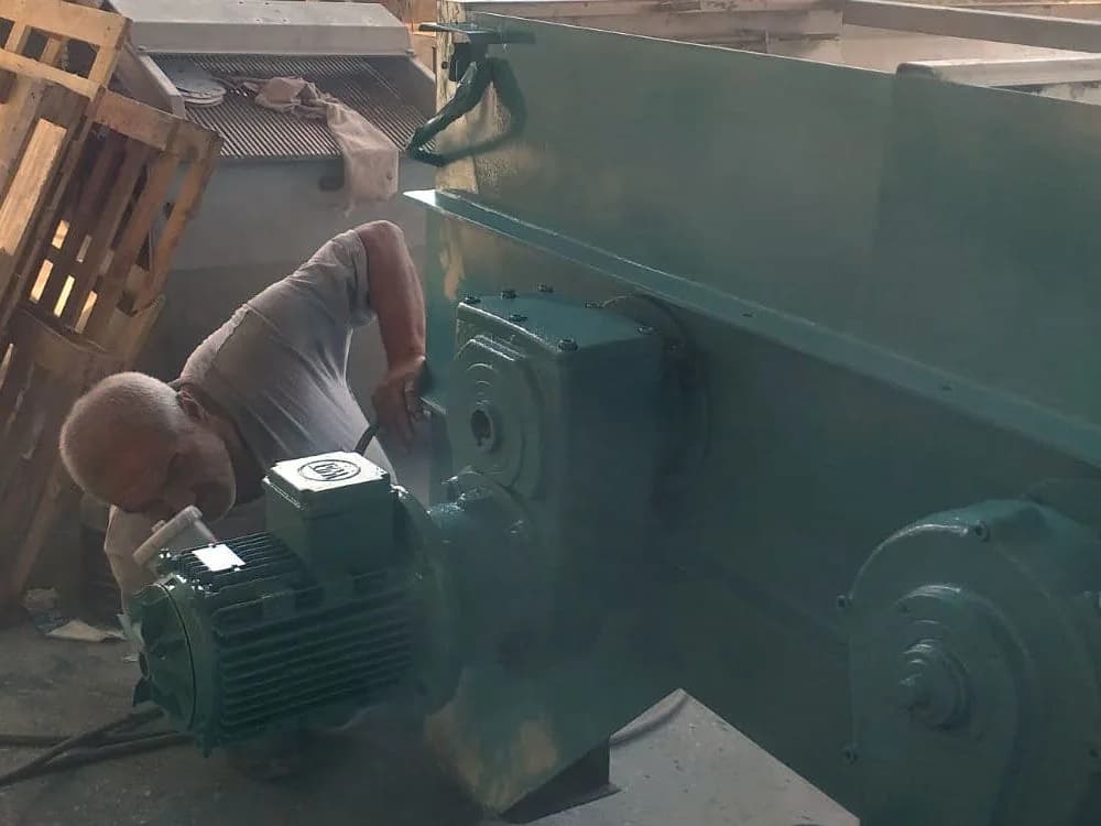Makine motoru çevresinde yüzey hazırlığı yapılırken