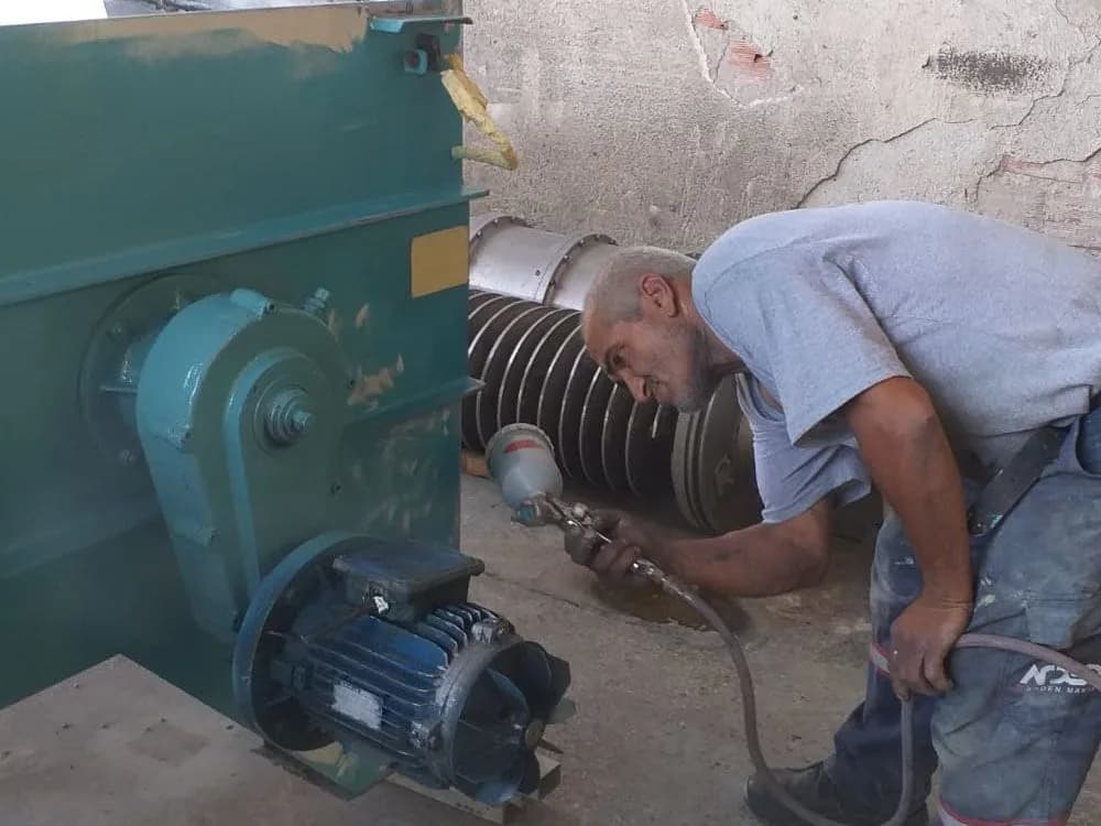 Makine gövdesinin soğutma kanatlı bölümünün boyanması