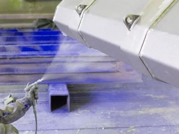 Metal profil konstrüksiyonun tabanca ile boyanması