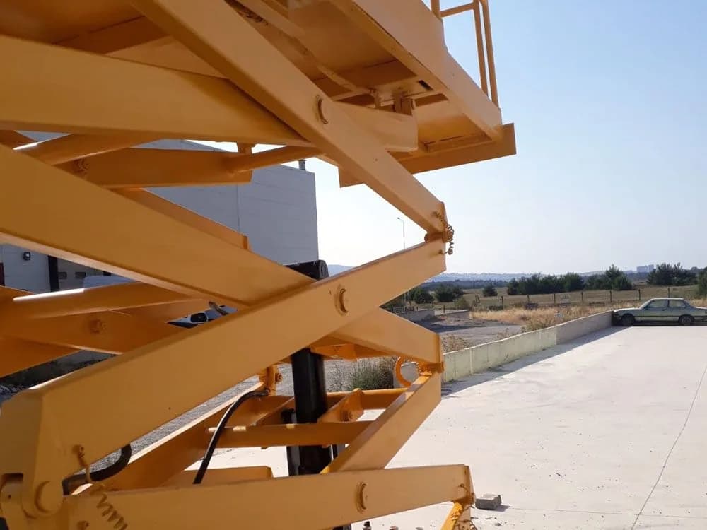 Makaslı platformun açık konumdaki yan görünümü