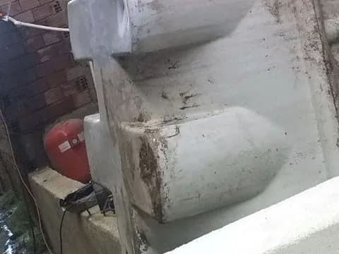 Terasa kurulu polyester su deposunun onarım öncesi durumu