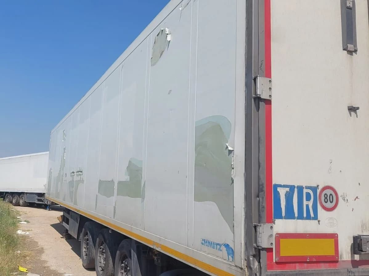Sticker sökümü yapılan tır dorsesinin yan yüzeyi