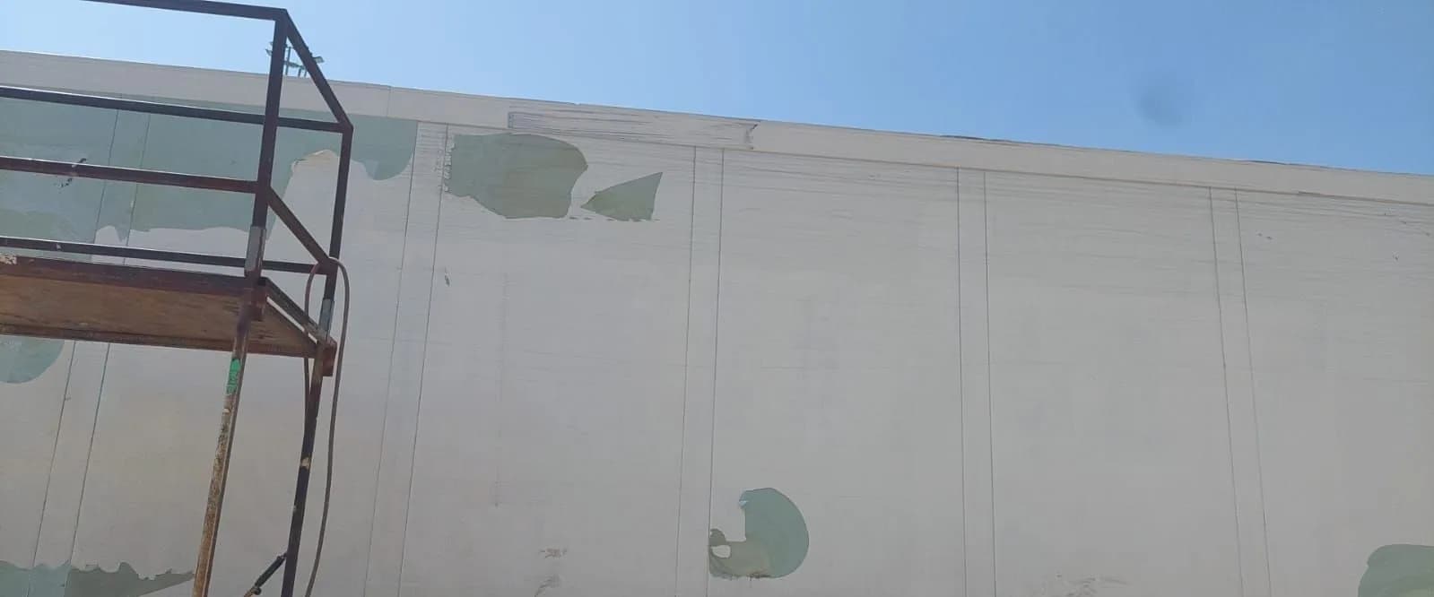 Tır dorsesinin yan yüzeyinde sticker sökümü sonrası kalan yapışkan izleri