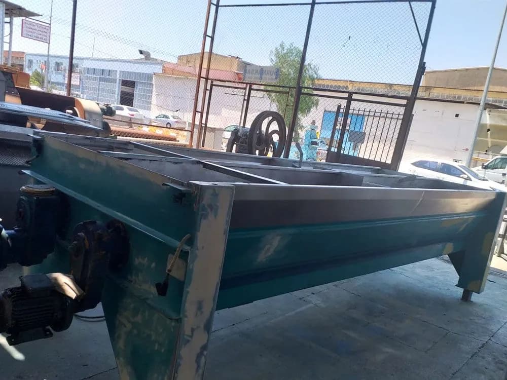 Boyaması tamamlanmış büyük bir üretim makinesinin dış gövdesi