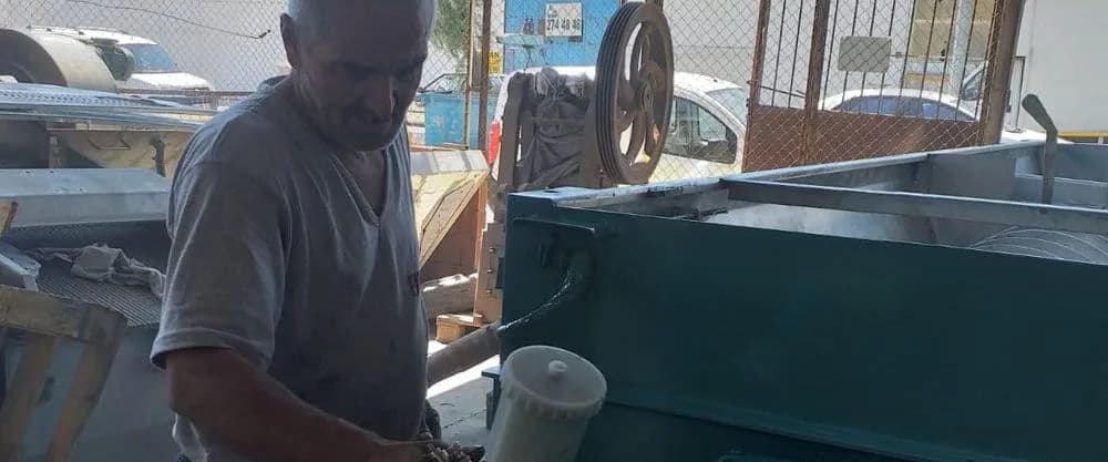 Mustafa Usta müşteri sahasında makine boyama işini yerinde yaparken