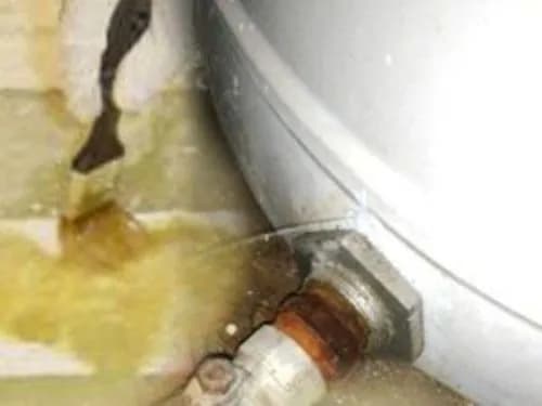 Polyester yüzeyde paslanmış cıvata çevresinde oluşan çatlak ve reçine kaybı