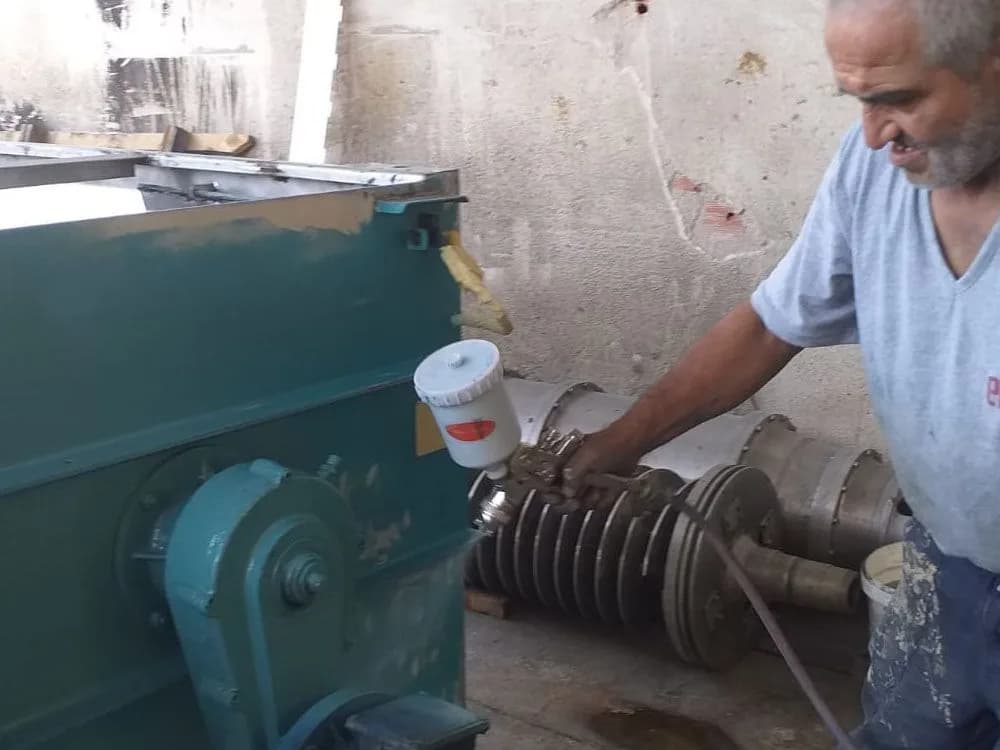 Mustafa Usta sahada bir makine parçasını yerinde hazırlarken